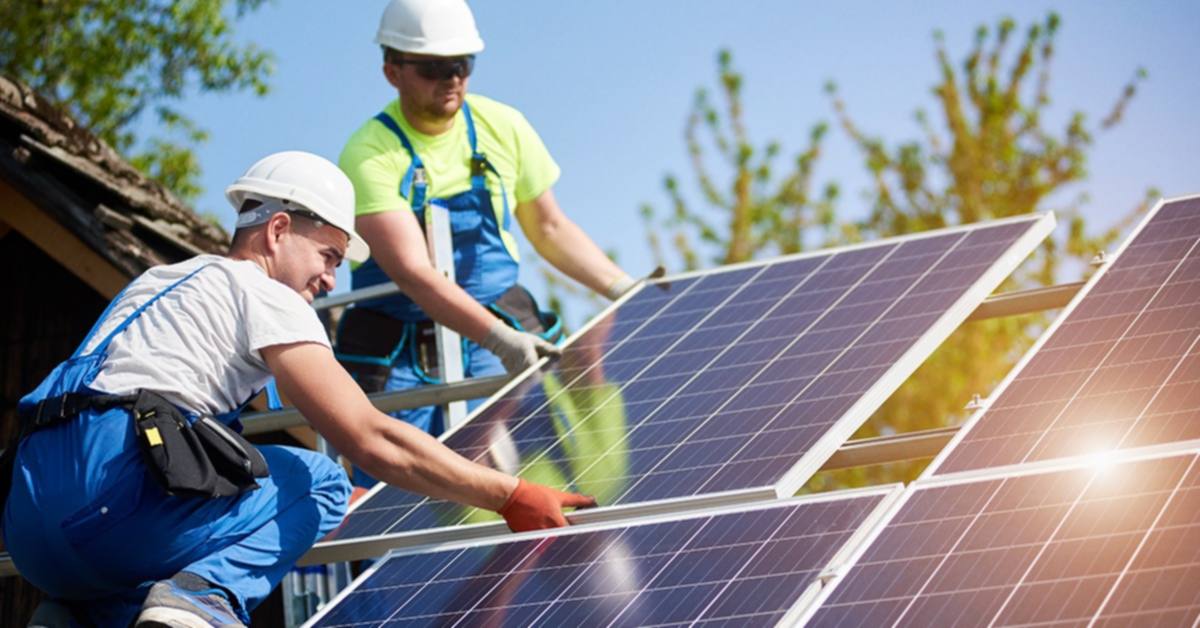 Equipe da Solução Solar instalando painéis fotovoltaicos